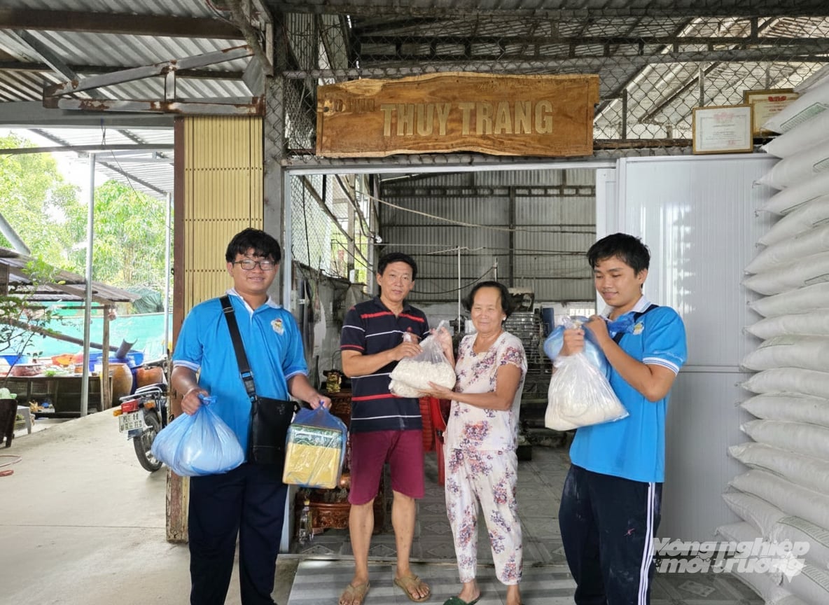 Tinh bột khoai mỡ được thầy và trò Trường THPT Chuyên Huỳnh Mẫn Đạt đưa đi chế biến thành nhiều loại thực phẩm phục vụ nhu cầu tiêu dùng hàng ngày. Ảnh: Trung Chánh.