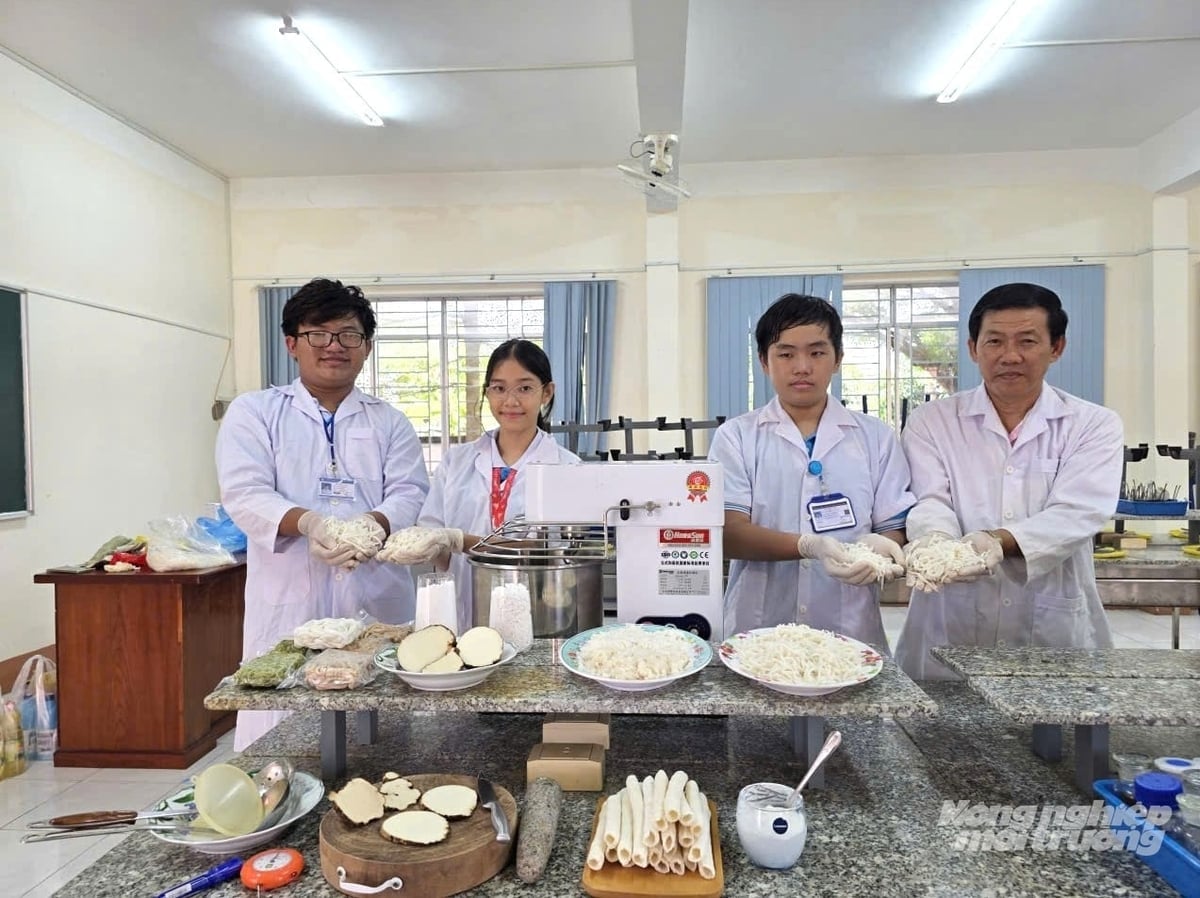 Phòng thí nghiệm của Trường THPT Chuyên Huỳnh Mẫn Đạt đang nghiên cứu sâu để nâng cao giá trị củ khoai mỡ. Ảnh: Trung Chánh.