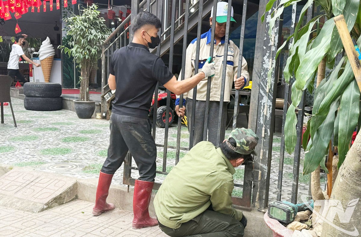 ប្រជាពលរដ្ឋកំពុងរុះរើរចនាសម្ព័ន្ធជំនួយដែលរំលោភលើប្រព័ន្ធបង្ហូរទឹកនៅលើផ្លូវ Dam Xanh (សង្កាត់ Phan Dinh Phung)។