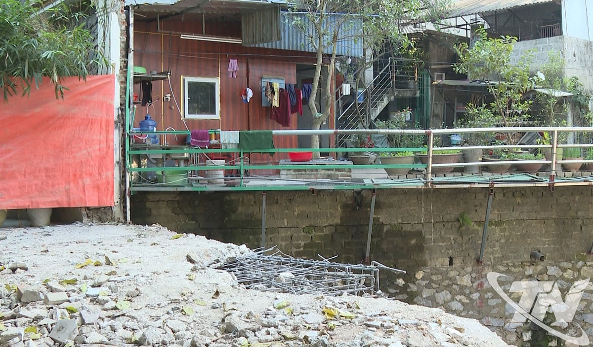 សំណង់​ដែល​មាន​ទីតាំង​នៅ​លើ​ច្រករបៀង​អូរ​ម៉ូ​បាច់ (ក្នុង​ក្រុម​ទី 3 សង្កាត់​ក្វាន់​ទ្រៀវ) ត្រូវ​បាន​អ្នក​ស្រុក​ផ្ទាល់​រុះរើ​ចេញ។