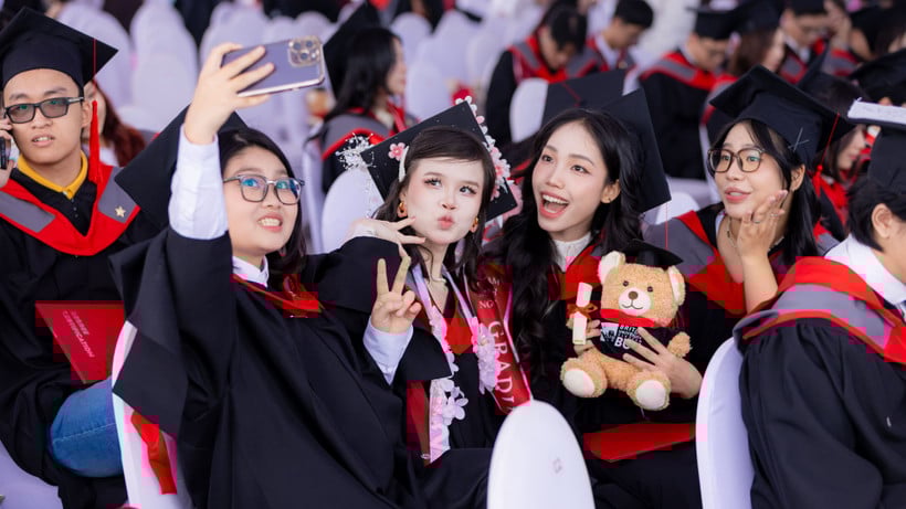 Britská univerzita ve Vietnamu ocenila přes 600 nových absolventů bakalářského a magisterského studia.