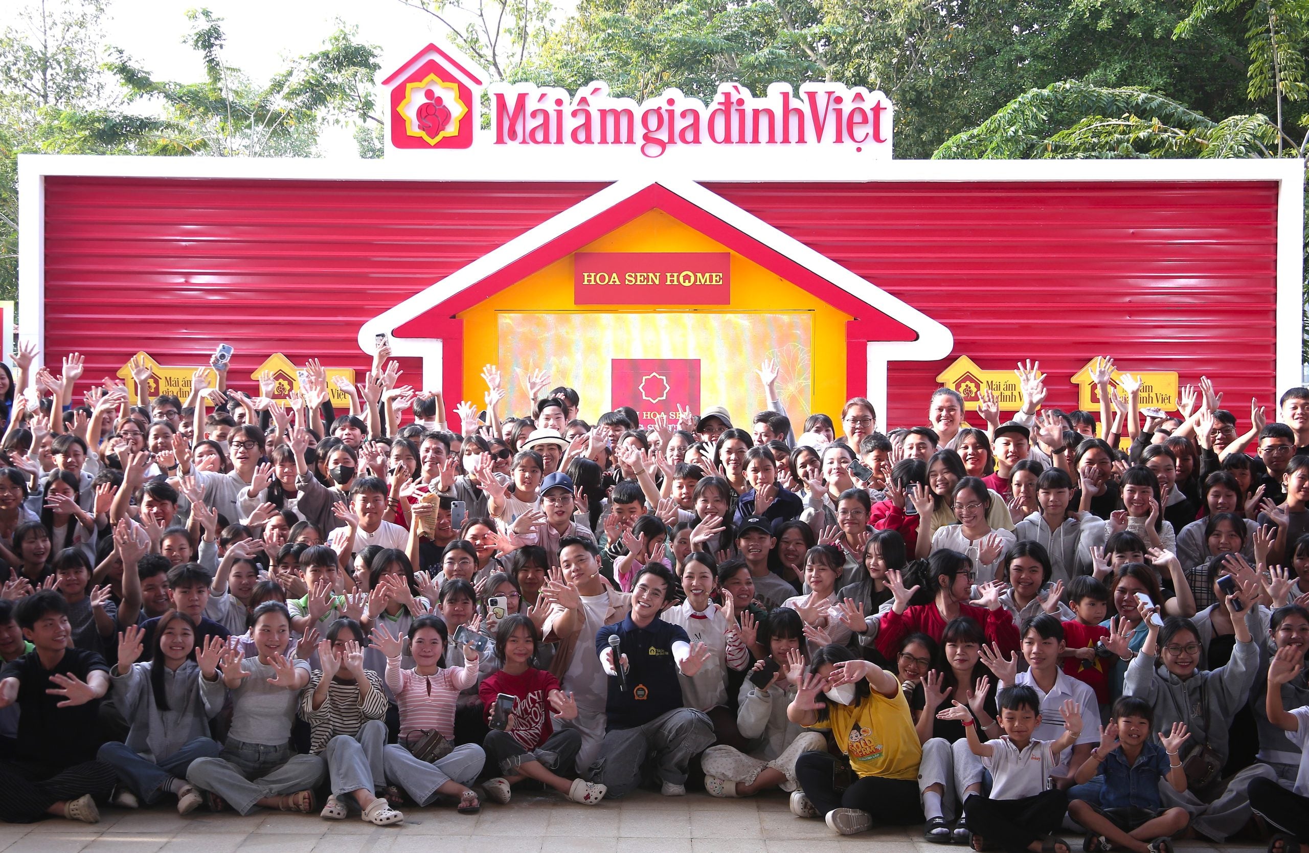 На площади То Куен царила оживленная атмосфера: зрители из Тайниня стекались туда, приветствуя артистов и исполнителей.