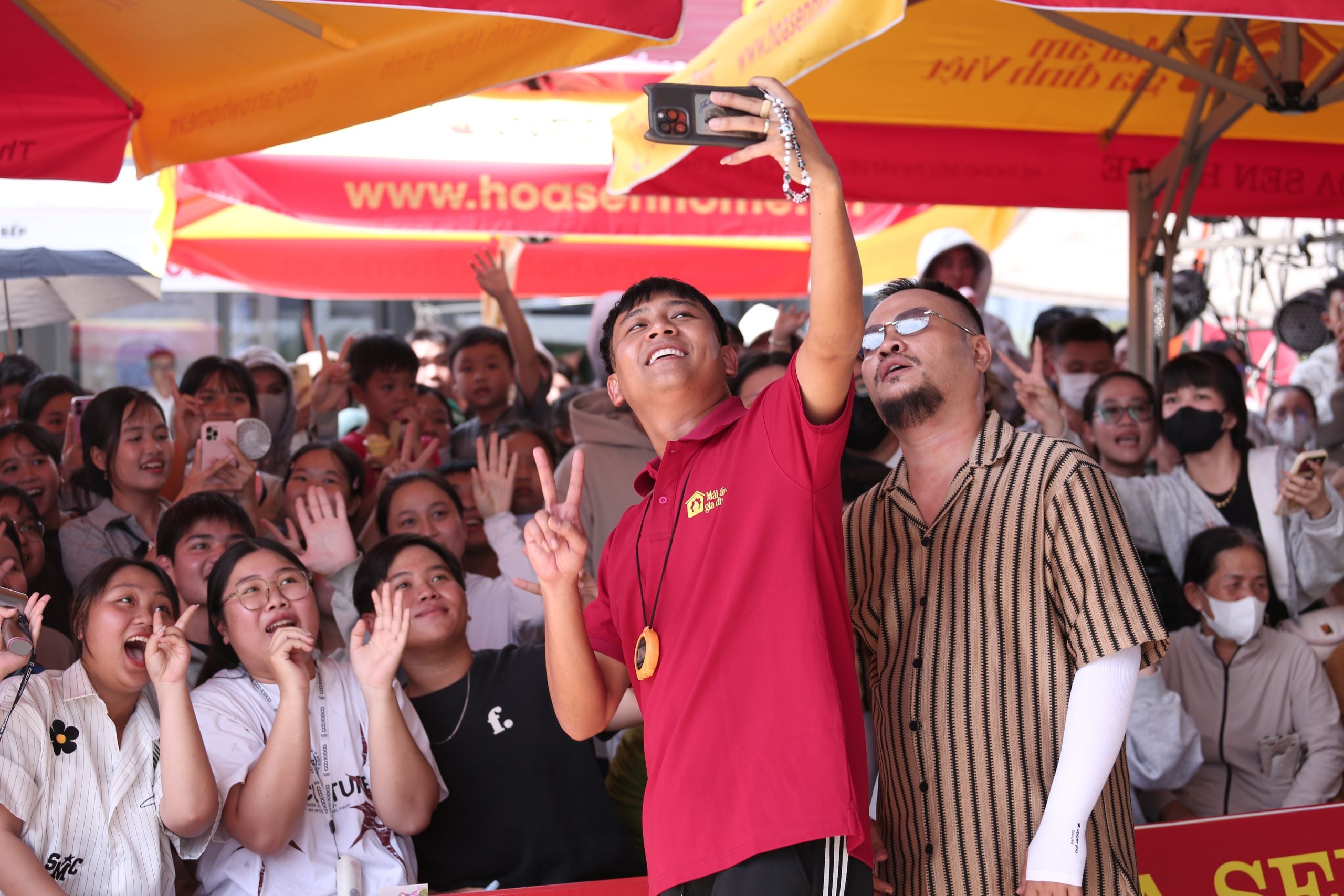Тай Ву и Винь Рау взаимодействовали с публикой в Тайнине и оживили атмосферу выступления.