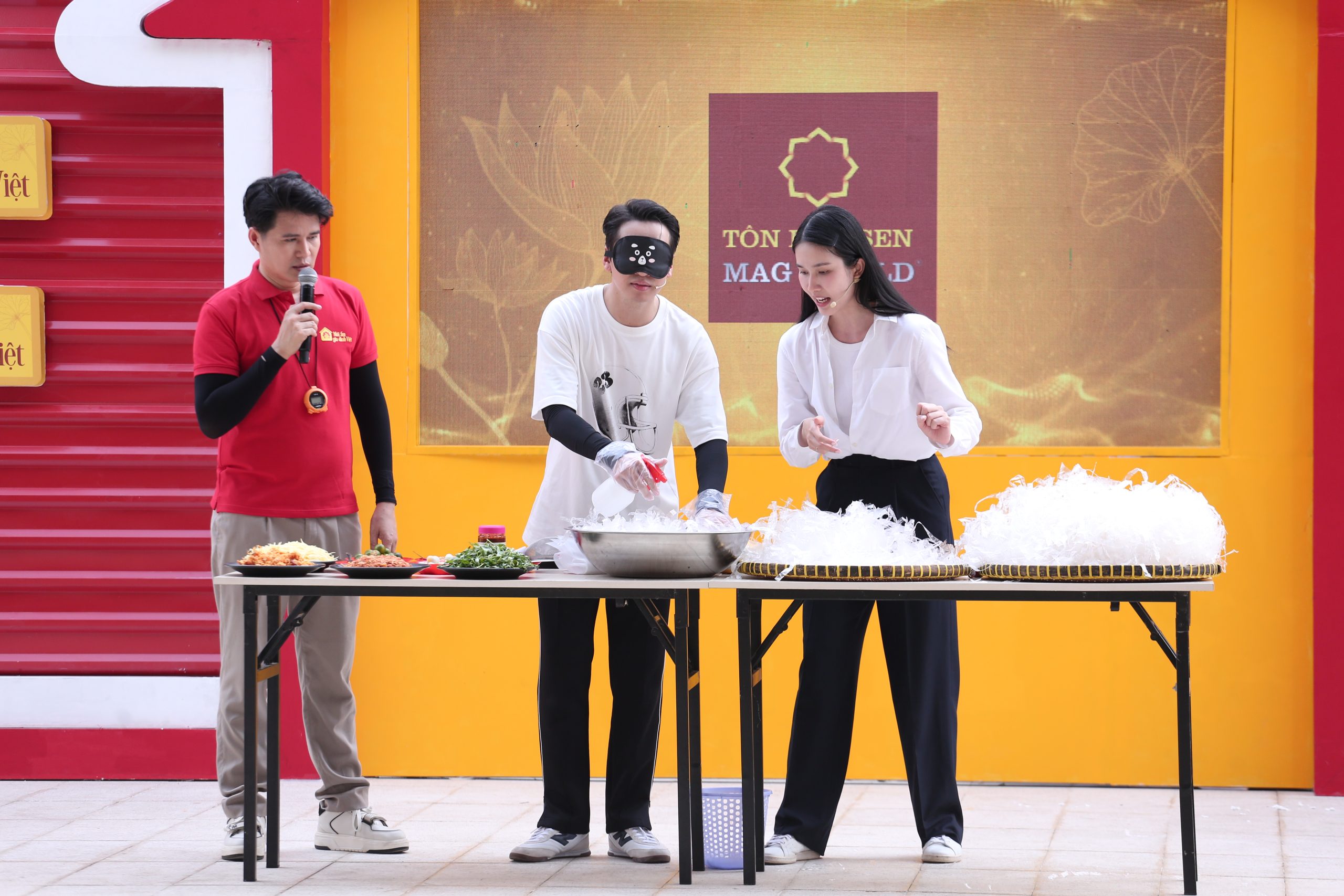 Ведущий Ву Мань Куонг очаровательно общался и располагал к себе внимание певицы Бах Конг Кхань и занявшей второе место Фуонг Ань во время съемок в Тайнине.