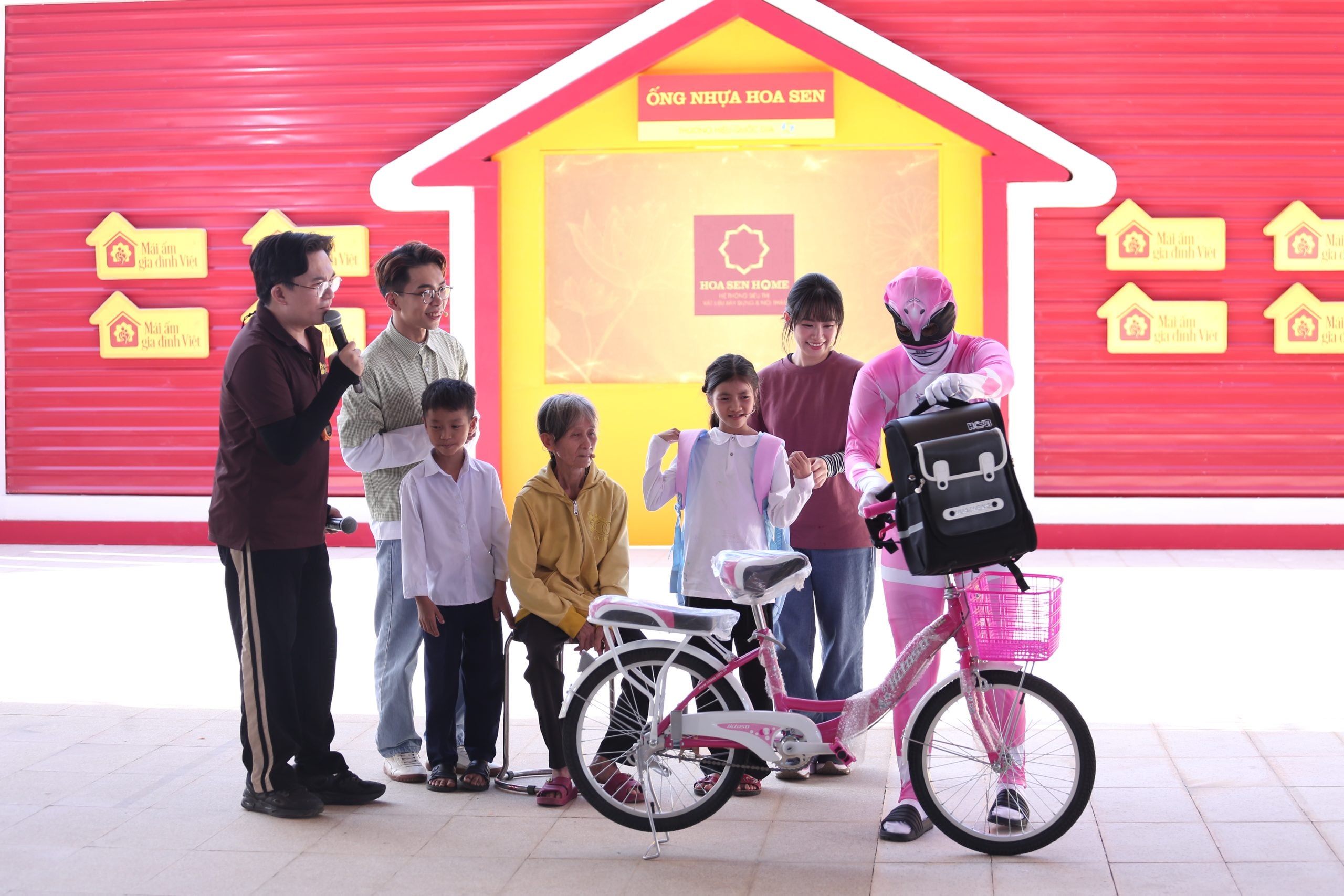 Вся площадь разразилась смехом, услышав очаровательное общение с благодетелем.