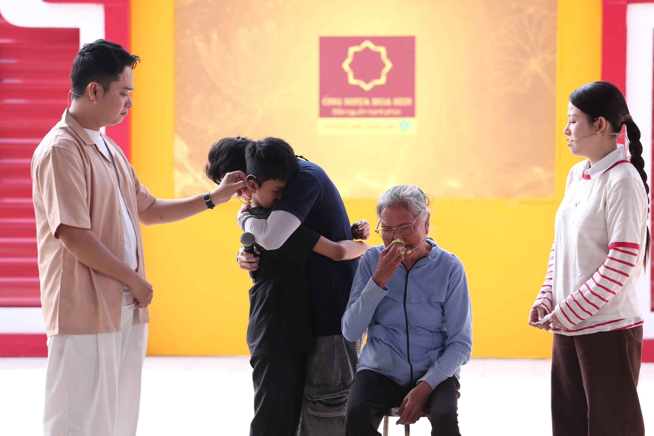 Помимо смеха, бывают и моменты размышлений и обмена эмоциями с детьми.