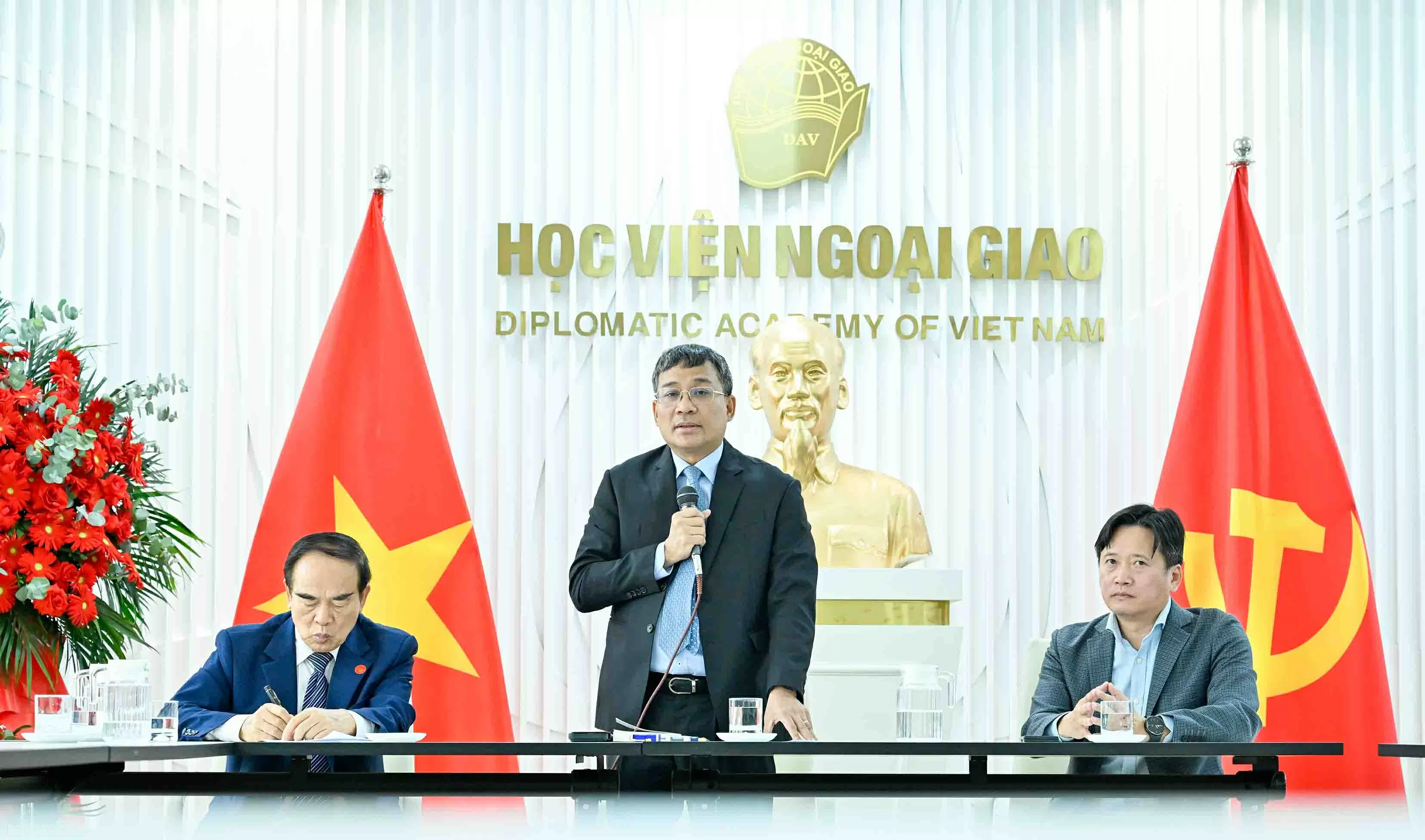 統合の時代の外交使節団の物語。 Chuyện đi sứ thời hội nhập