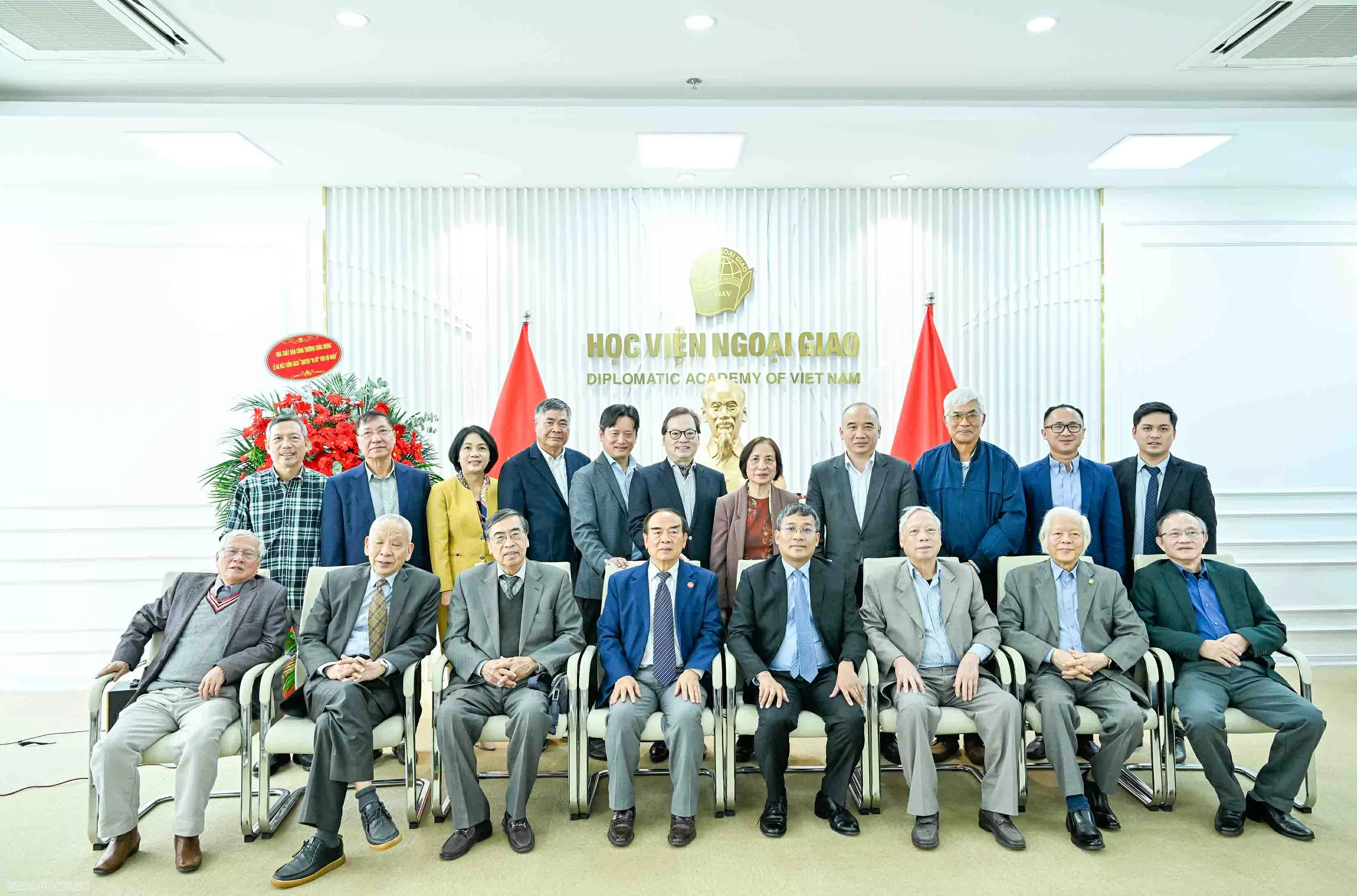 統合の時代の外交使節団の物語。 Chuyện đi sứ thời hội nhập