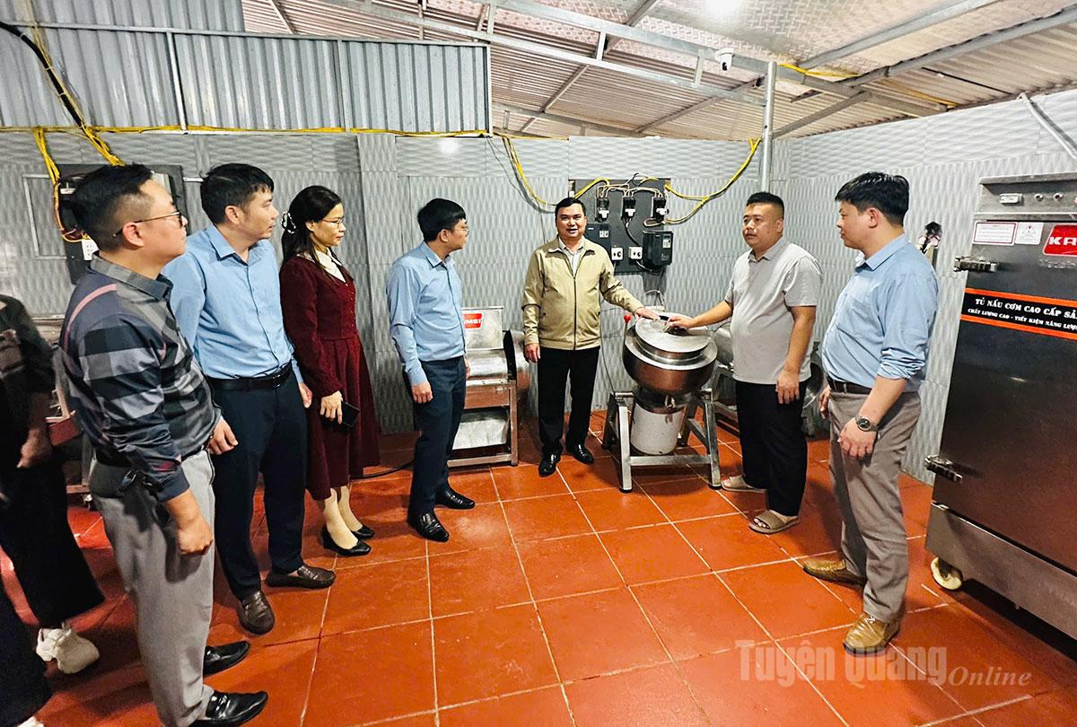 La délégation de la commune de Hong Thai a visité la zone de transformation des aliments propres de la commune de Hoang Su Phi.