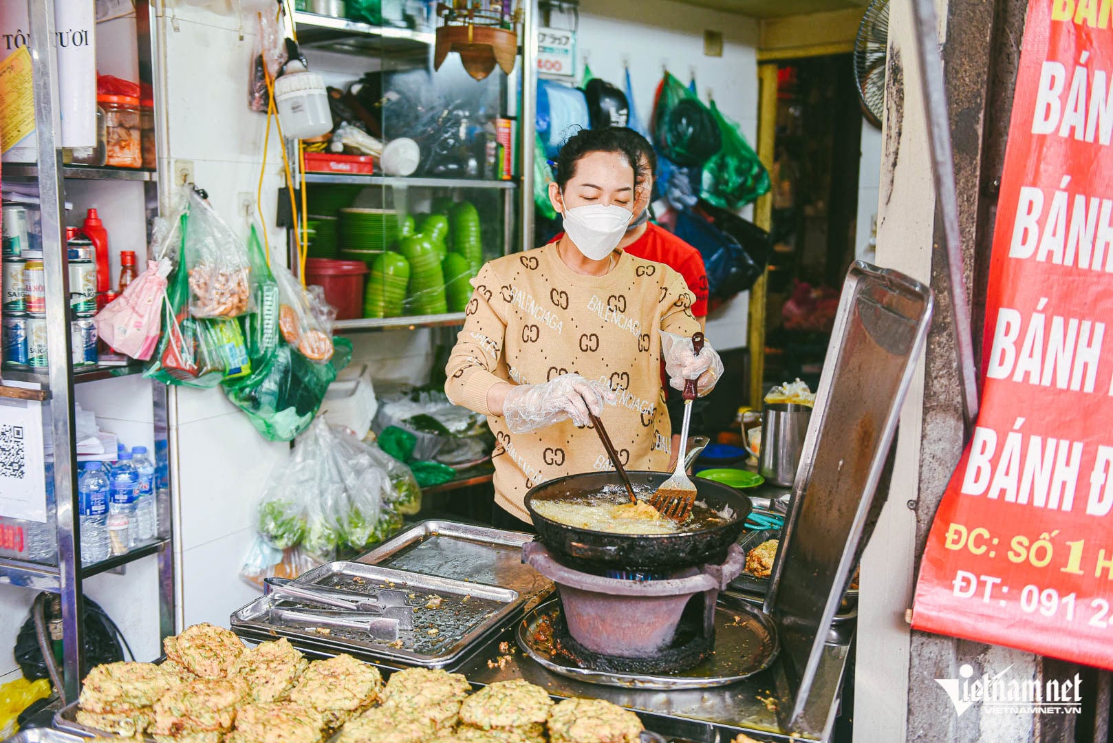 https://static-images.vnncdn.net/vps_images_publish/000001/000003/2025/12/16/cha-ruoi-30-nam-dong-nghet-khach-ruoi-di-tram-cay-so-gia-vi-vuot-nui-xuong-thu-do-3-590.jpg