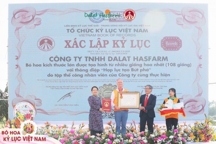 Pertubuhan Rekod Vietnam - Vietkings menganugerahkan DaLat Hasfarm sijil pengiktirafan pencapaiannya dalam Rekod Vietnam.