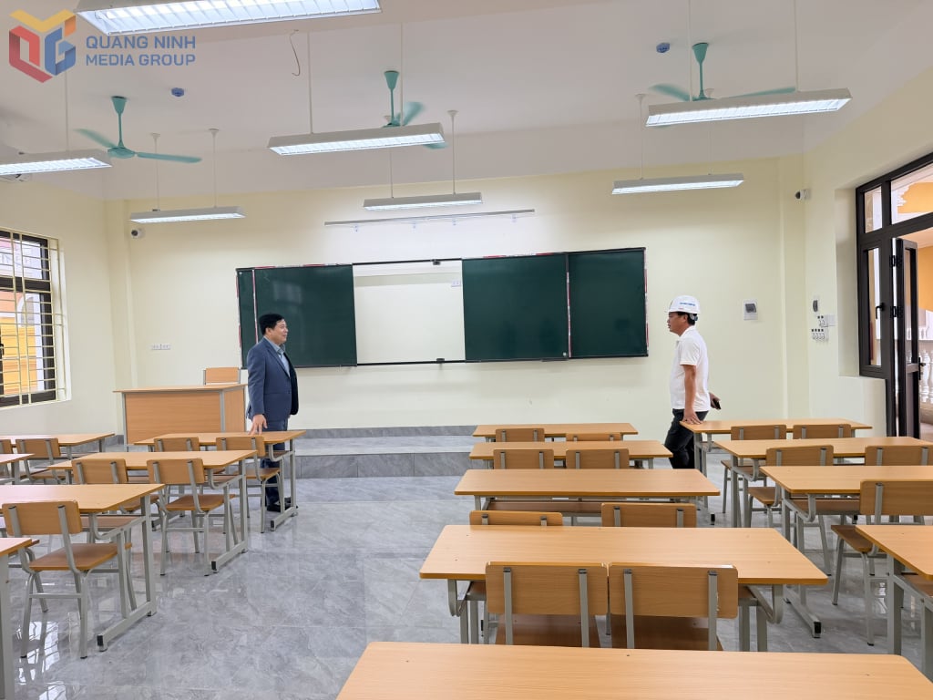 बाच डांग हाई स्कूल (क्वांग येन वार्ड) में व्यापक सुविधाओं के साथ निवेश किया गया है।