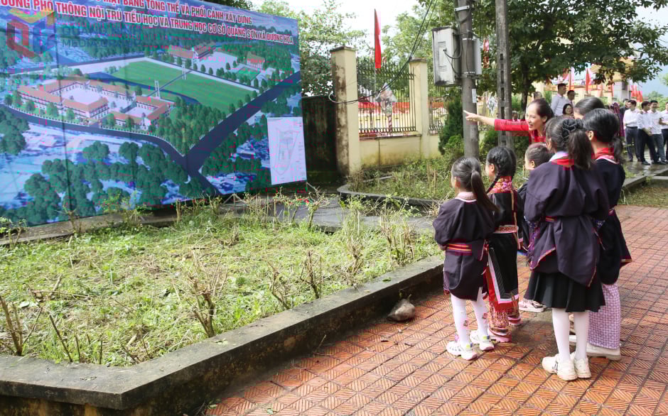 शिक्षक और छात्र समग्र परिप्रेक्ष्य वाली तस्वीरों के माध्यम से क्वांग सोन प्राथमिक और माध्यमिक बोर्डिंग स्कूल के बारे में सीखते हैं।