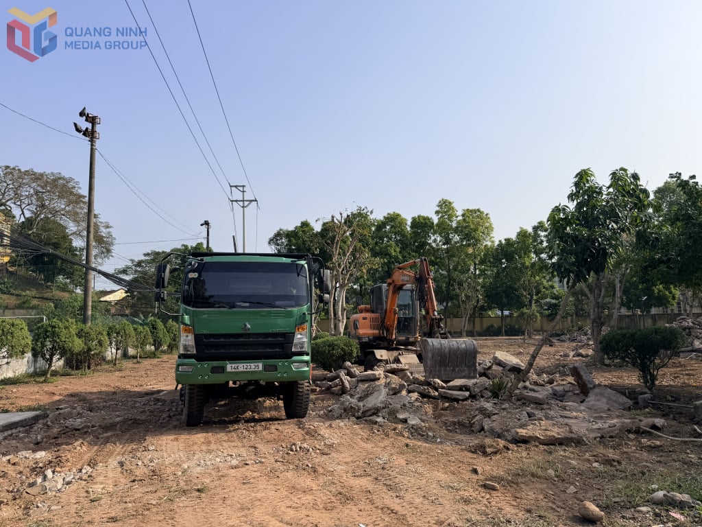 थोंग न्हाट गांव, तिएन येन कम्यून में उद्यानों, हरित क्षेत्रों, खेल के मैदानों के नवीनीकरण और उन्नयन तथा तकनीकी बुनियादी ढांचे में सुधार की परियोजना तेजी से आगे बढ़ रही है।