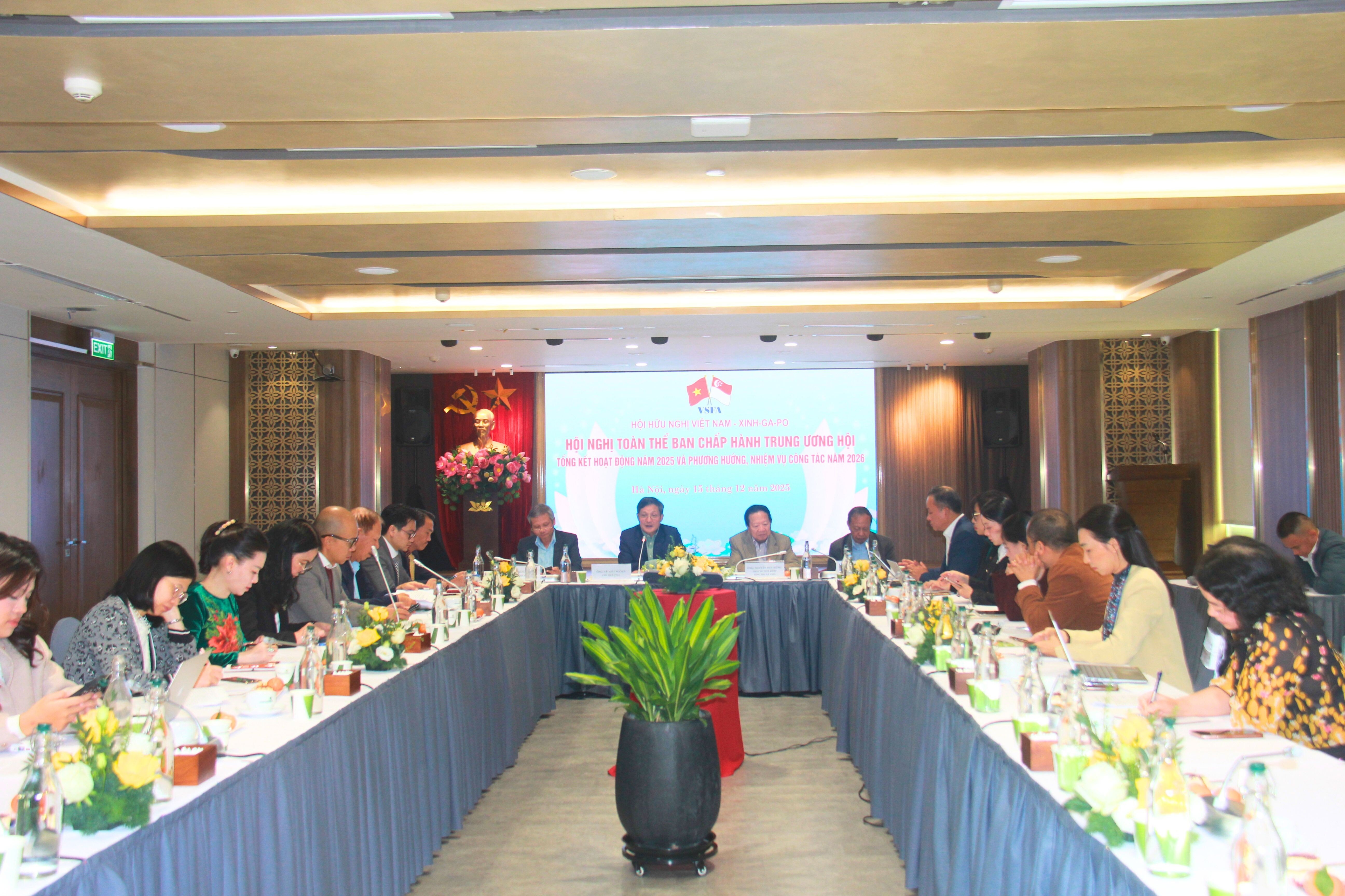 កិច្ចប្រជុំពេញអង្គនៃគណៈកម្មាធិការប្រតិបត្តិកណ្តាលនៃសមាគមមិត្តភាពវៀតណាម-សិង្ហបុរី Hội nghị toàn thể Ban Chấp hành Trung ương Hội hữu nghị Việt Nam - Singapore