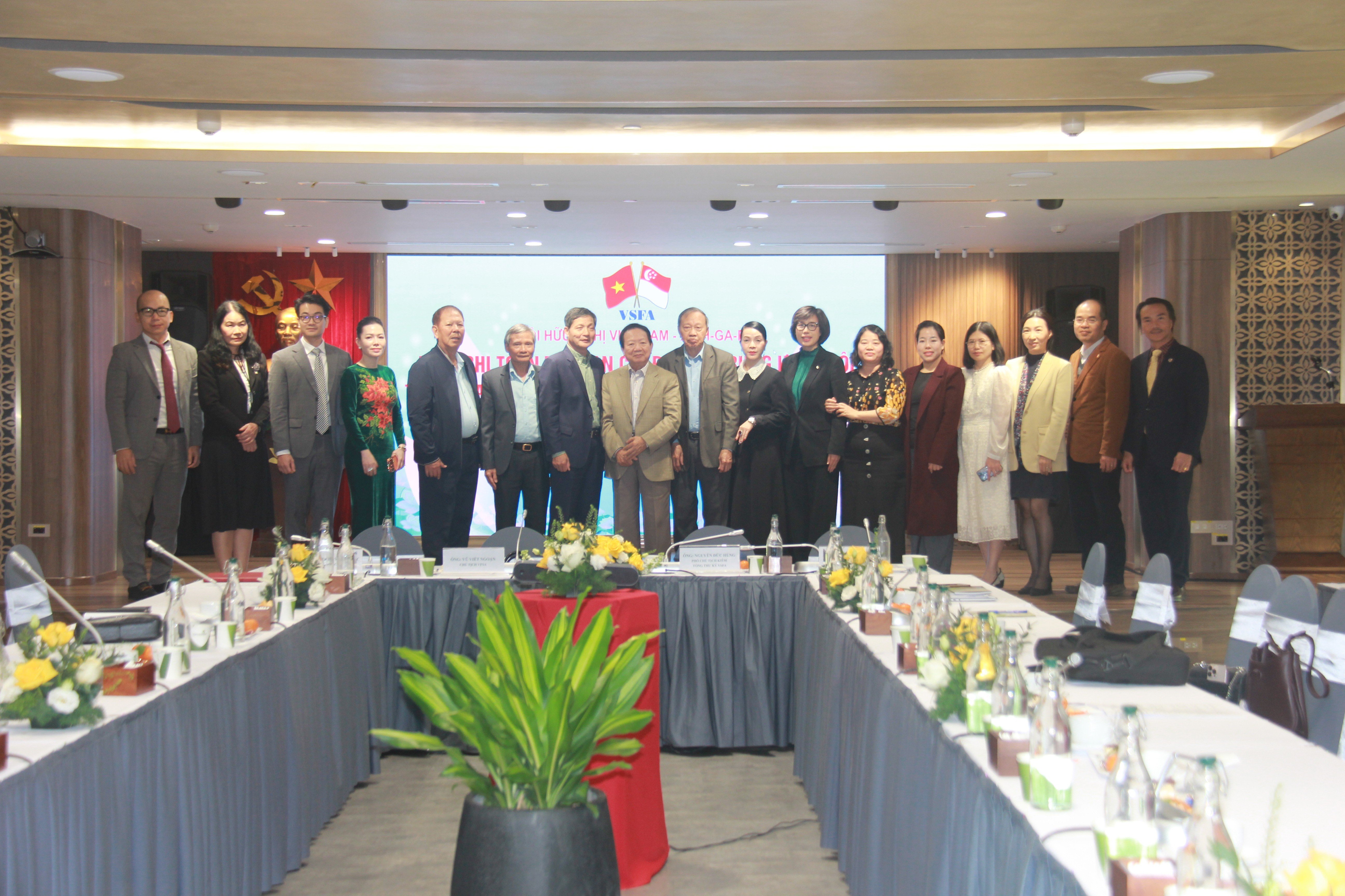 ប្រតិភូដែលចូលរួមក្នុងសន្និសីទថតរូបអនុស្សាវរីយ៍។ (រូបថត៖ ថាញ់ លួន) Các đại biểu tham dự Hội nghị chụp ảnh lưu niệm. (Ảnh: Thành Luân)