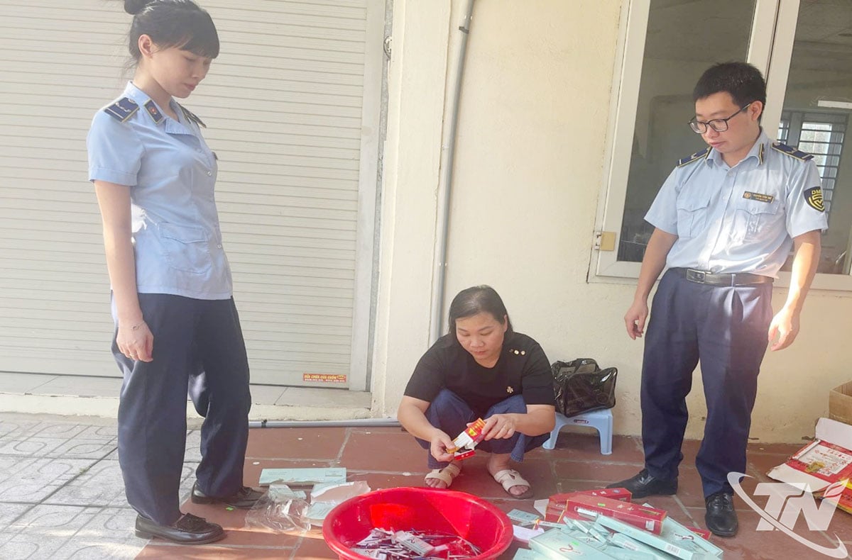 ក្រុមលេខ ៤ នៃនាយកដ្ឋានគ្រប់គ្រងទីផ្សារ អនុនាយកដ្ឋានគ្រប់គ្រងទីផ្សារ ថាយង្វៀន បានត្រួតពិនិត្យ និងដោះស្រាយការរំលោភបំពានទាក់ទងនឹងបារីអេឡិចត្រូនិច។