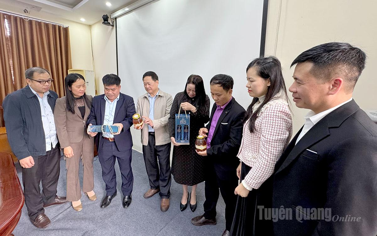 Členové rady diskutují o cílech produktů OCOP.