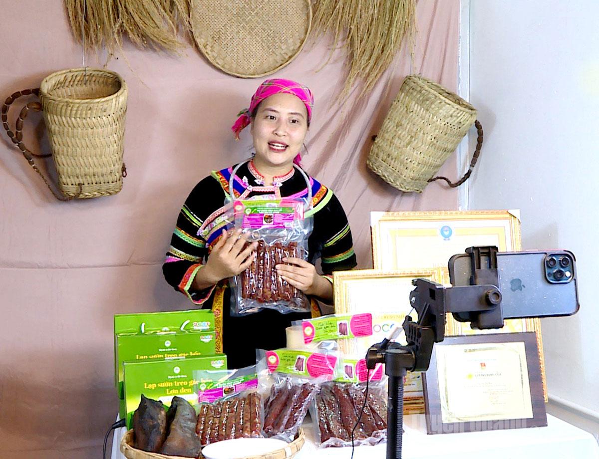 លោកស្រី លូ ធី ហ្វា នាយិកាសហករណ៍កសិកម្ម រុក្ខាប្រមាញ់ និងសេវាកម្មពាណិជ្ជកម្មទូទៅ ប៉ូ មី បានផ្សាយផ្ទាល់ដើម្បីណែនាំ និងផ្សព្វផ្សាយផលិតផល។