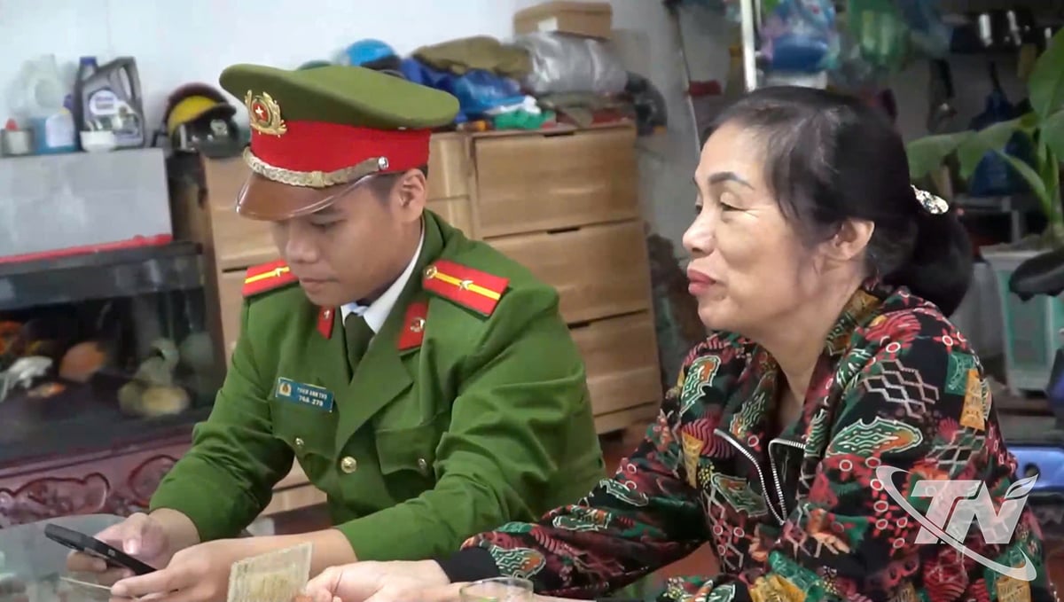 ប៉ូលីសមូលដ្ឋាន ដោយសហការជាមួយគណៈកម្មាធិការសង្កាត់នៅក្នុងសង្កាត់ Phan Dinh Phung បានចុះទៅផ្ទះមួយទៅផ្ទះមួយ ដើម្បីណែនាំប្រជាពលរដ្ឋក្នុងការបំពេញទម្រង់បែបបទ ប្រមូលឯកសារ និងធ្វើបច្ចុប្បន្នភាពទិន្នន័យលើយានយន្ត និងប័ណ្ណបើកបរ។