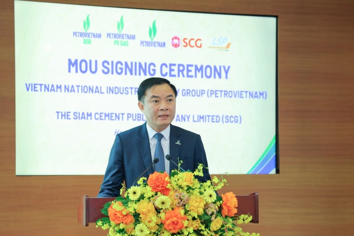 លោក ឡេ ង៉ុក សឺន អគ្គនាយកក្រុមហ៊ុន Petrovietnam ជឿជាក់ថា ការចុះហត្ថលេខាលើអនុស្សរណៈនៃការយោគយល់គ្នានេះ ឆ្លុះបញ្ចាំងពីចក្ខុវិស័យរយៈពេលវែងរបស់ភាគីទាំងពីរ ក្នុងការកសាងភាពជាដៃគូយុទ្ធសាស្ត្រ។
