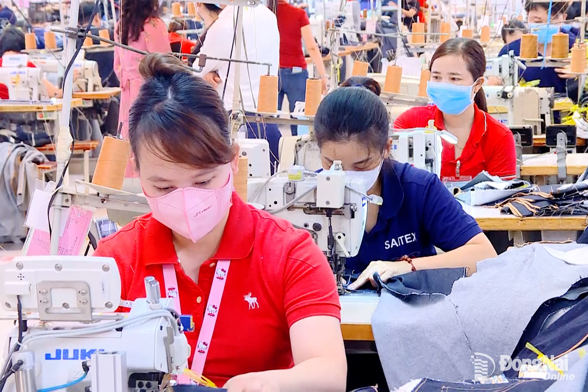 កម្មករនៅក្រុមហ៊ុន Saitex International Dong Nai Co., Ltd. (សួនឧស្សាហកម្មអាម៉ាតា សង្កាត់ឡុងប៊ិញ ខេត្តដុងណៃ) កំពុងផលិតផលិតផលពាក់កណ្តាលសម្រេច។ រូបថត៖ ដួនភូ