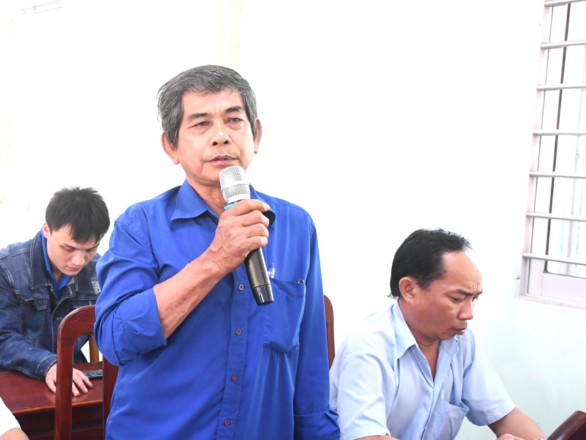 Cử tri xã Tân Thành Bình nêu ý kiến kiến nghị.