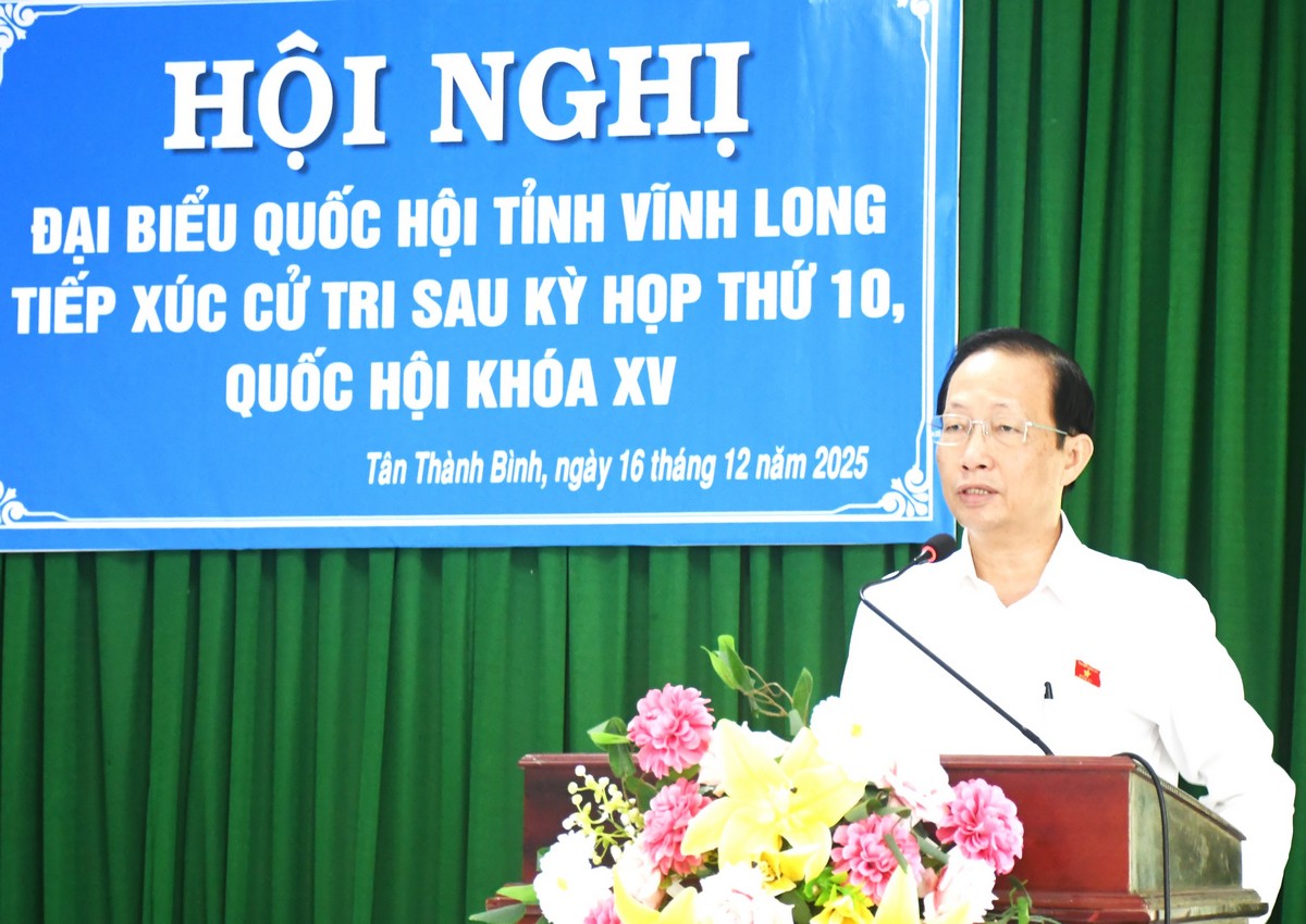 Phó Chủ tịch UBND tỉnh, Phó trưởng Đoàn đại biểu Quốc hội tỉnh Vĩnh Long- Nguyễn Trúc Sơn phát biểu tại buổi tiếp xúc cử tri.