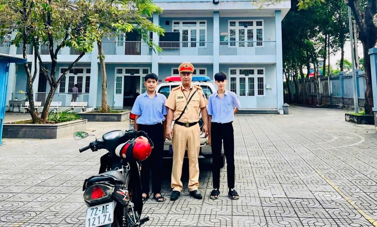 남사이공 교통경찰팀이 두 학생을 신속하게 도와 안전하게 학교로 이송했습니다. 사진: T.L