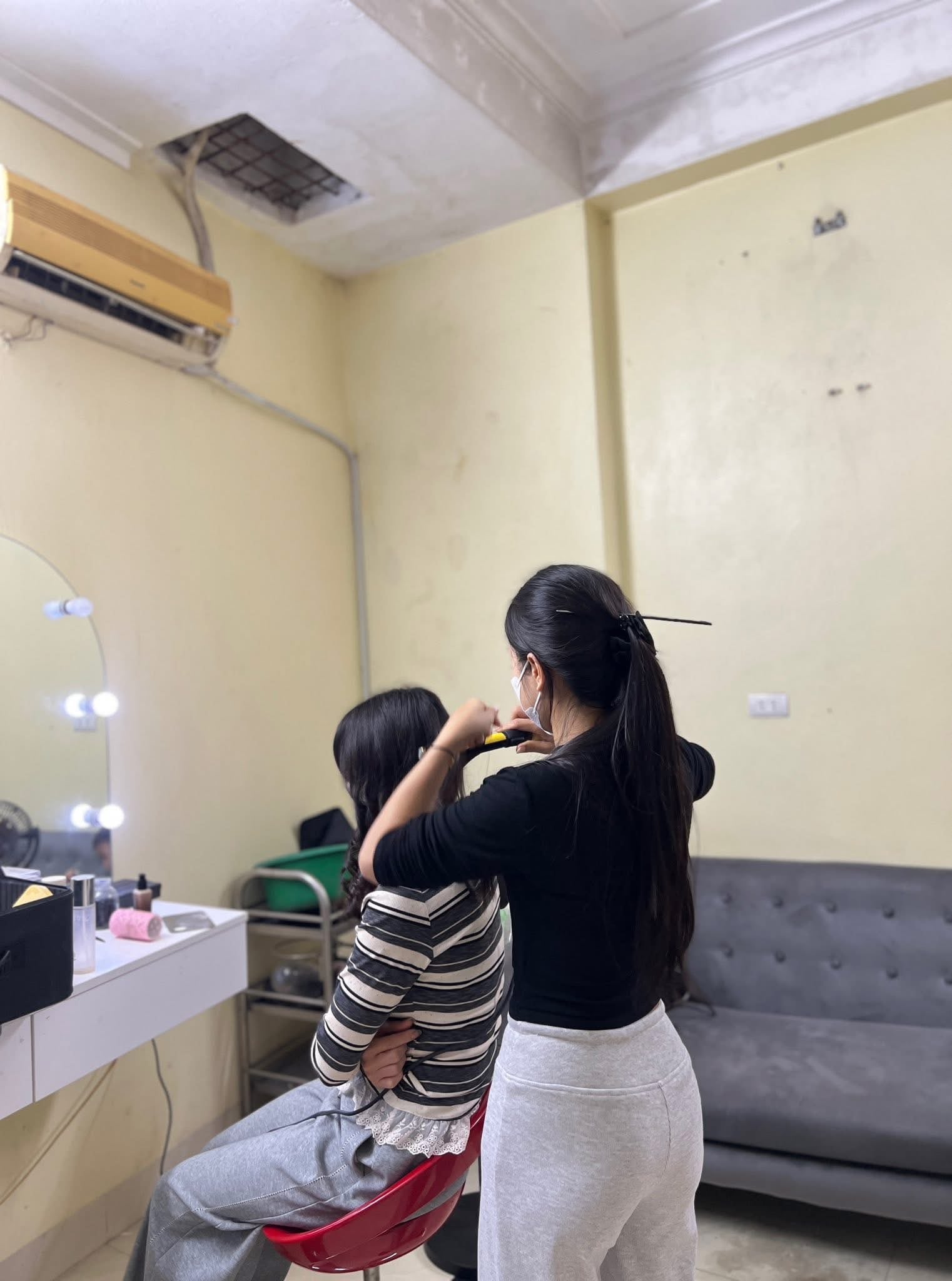Kỷ yếu học đường: Nhiều phụ huynh than trời vì niềm vui giản dị hóa “cuộc đua” phô trương- Ảnh 3.