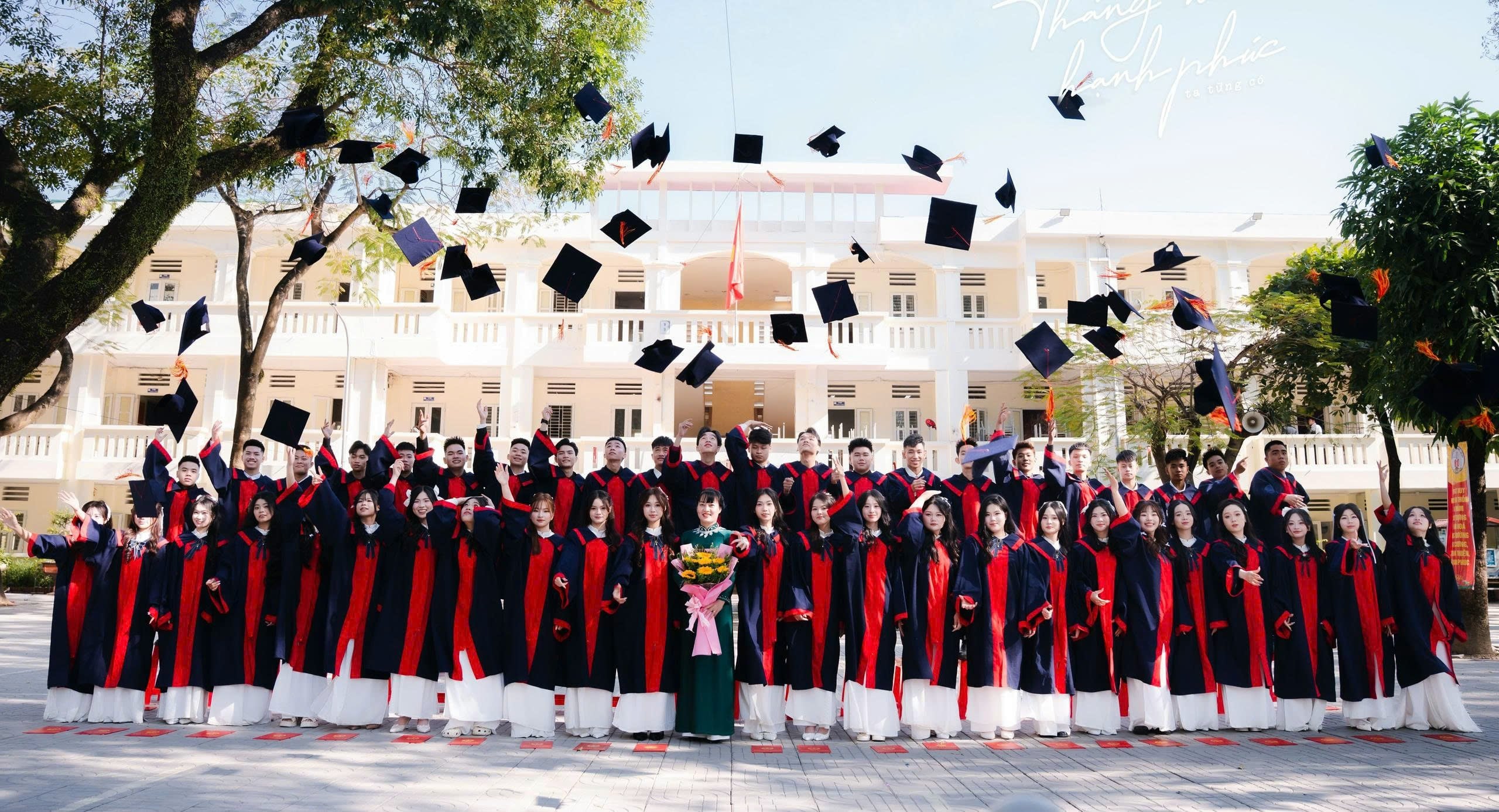 Kỷ yếu học đường: Nhiều phụ huynh than trời vì niềm vui giản dị hóa “cuộc đua” phô trương- Ảnh 4.