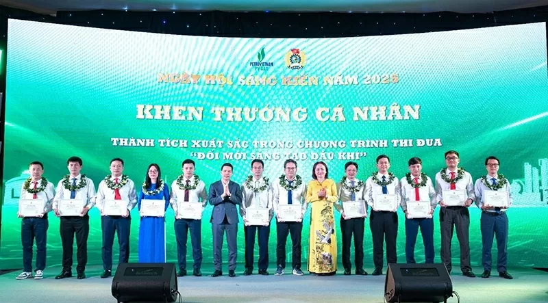 ការទទួលស្គាល់បុគ្គលឆ្នើមក្នុងកម្មវិធីត្រាប់តាម Khen thưởng các cá nhân tiêu biểu xuất sắc trong Chương trình thi đua “Đổi mới sáng tạo Dầu khí” năm 2024.