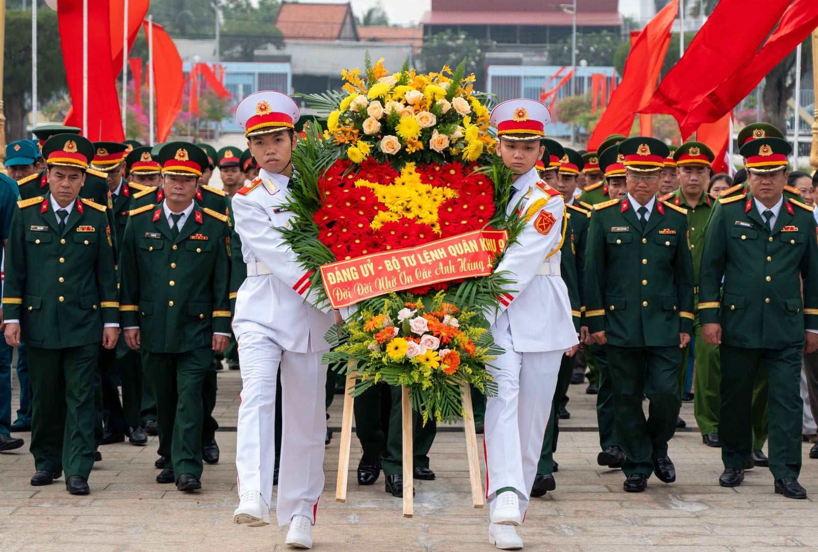 The delegation from Military Region 9 visited the Martyrs' Cemetery in An Giang province.