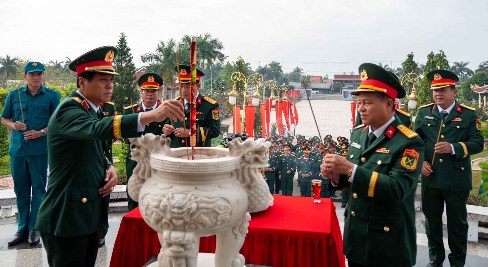 The delegation from Military Region 9 visited the Martyrs' Cemetery in An Giang province.