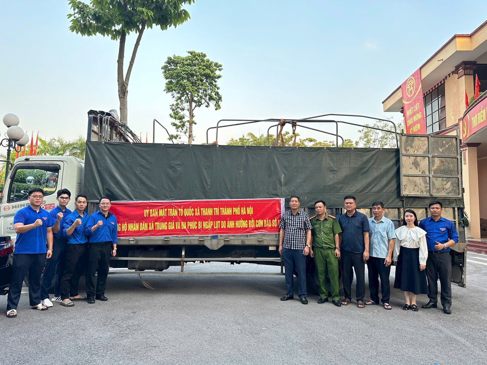 Výbor Vietnamské vlasti obce Thanh Tri poskytuje podporu obcím Trung Gia a Da Phuc postiženým bouřemi a povodněmi. Foto: Thu Hang.