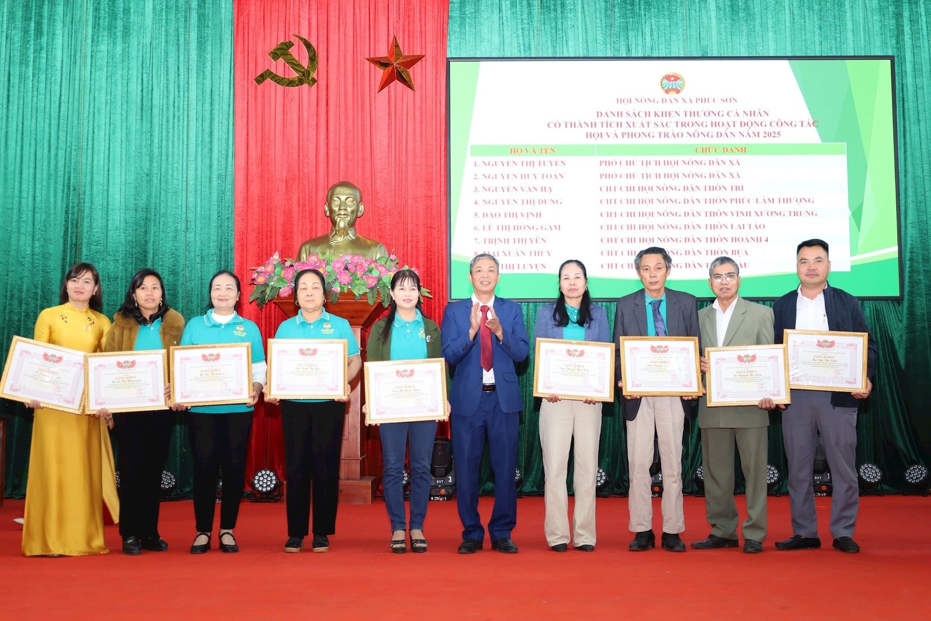 លោក ង្វៀន វ៉ាន់ ផុង ប្រធានសមាគមកសិករឃុំភុកសើន ប្រគល់រង្វាន់ដល់សមូហភាព និងបុគ្គលដែលសម្រេចបានលទ្ធផលលេចធ្លោក្នុងការងាររណសិរ្ស។ រូបថត៖ គីម ញូ។