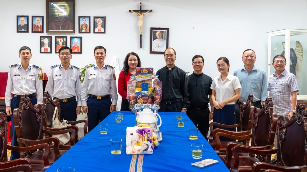 សួរសុខទុក្ខ ចែកអំណោយ និងអបអរសាទរដល់វត្តអារាម។