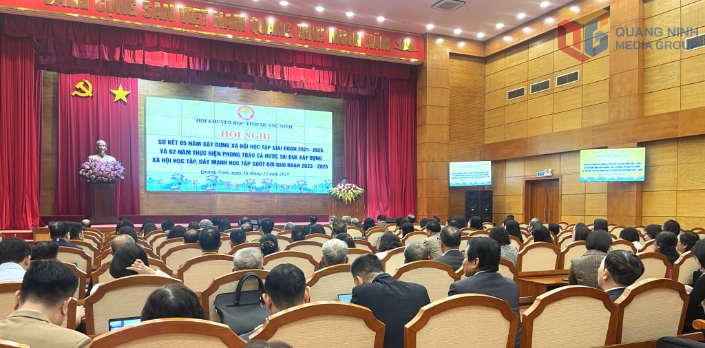 Pohled na konferenci.