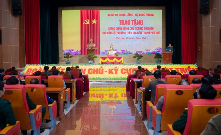 Předání portrétních soch prezidenta Ho Či Mina 40 obcím a městským obvodům ve městě Hue - Foto 1. Trao tặng tượng chân dung Chủ tịch Hồ Chí Minh cho 40 xã, phường ở TP. Huế- Ảnh 1.