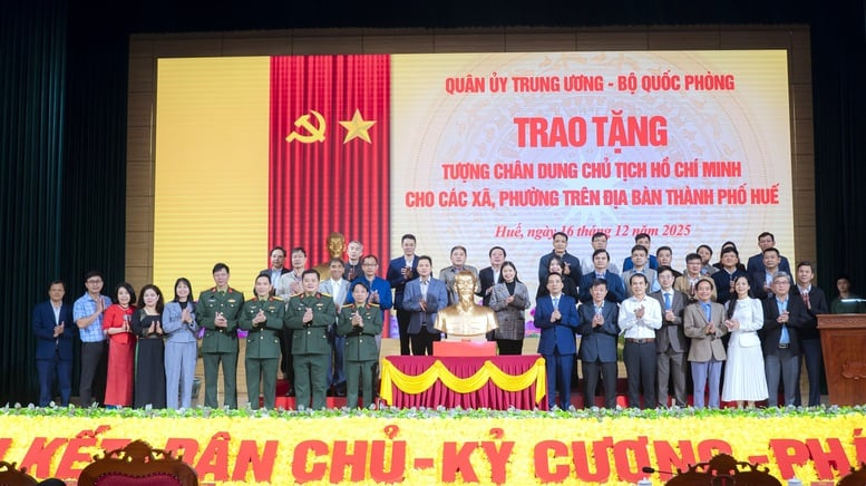 Předání portrétních soch prezidenta Ho Či Mina 40 obcím a městským obvodům ve městě Hue - Foto 2. Trao tặng tượng chân dung Chủ tịch Hồ Chí Minh cho 40 xã, phường ở TP. Huế- Ảnh 2.