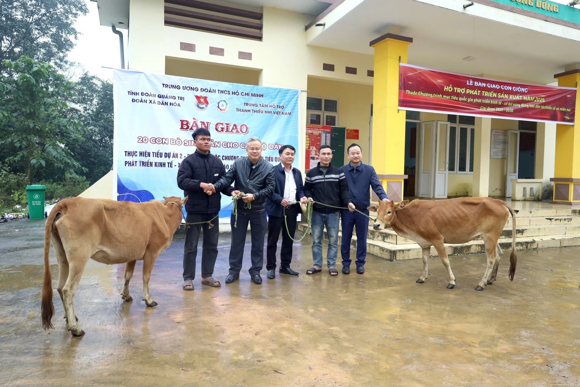 Trao bò lai cho đồng bào dân tộc thiểu số tại bản La Trọng 1, xã Dân Hóa. Ảnh: T.P.