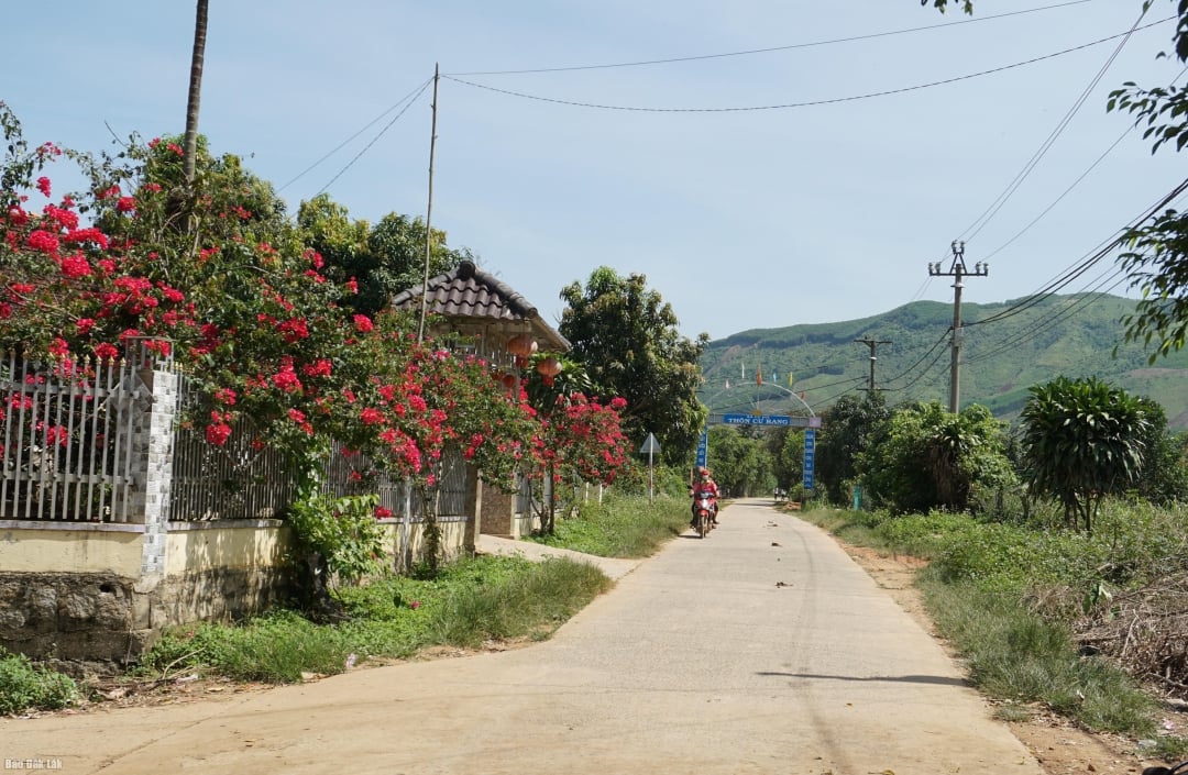 Die ländliche Landschaft im Dorf Cu Rang verbessert sich zunehmend dank der Umsetzung des nationalen Zielprogramms zum Aufbau neuer ländlicher Gebiete.