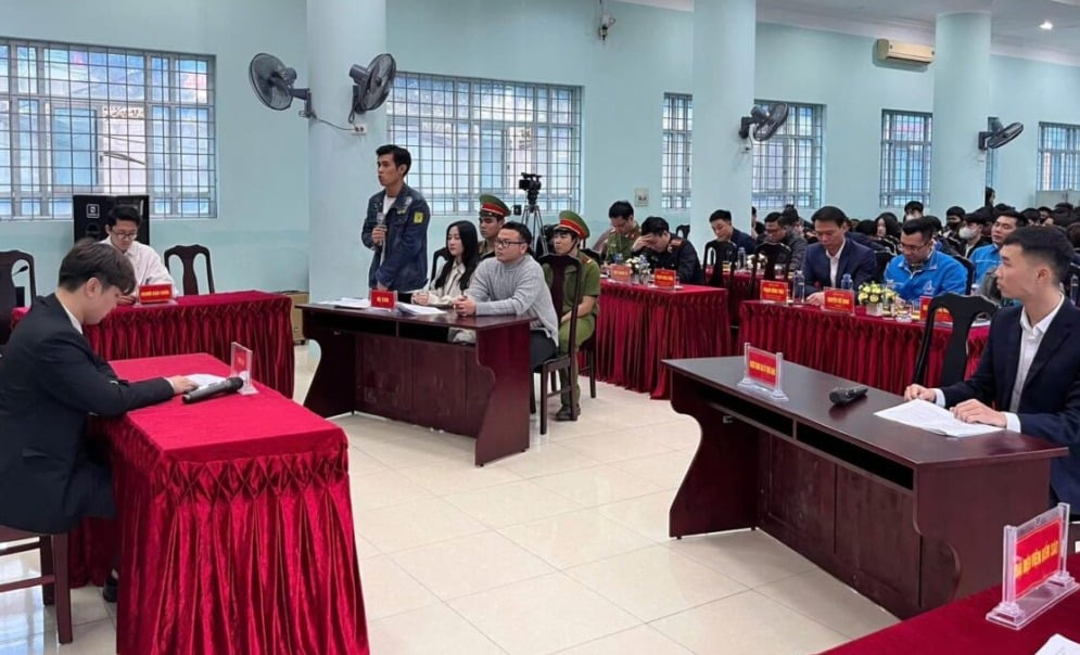 សហភាពយុវជនរ៉ែធ្យូងថ្មខេត្តក្វាងនិញ សហការជាមួយអង្គភាពផ្សេងៗទៀត បានរៀបចំការសាកល្បងសាកល្បងមួយ ដើម្បីផ្សព្វផ្សាយ និងអប់រំសាធារណជនអំពីច្បាប់ទាក់ទងនឹងការបង្ការគ្រឿងញៀន និងអំពើអាក្រក់ក្នុងសង្គមនៅឆ្នាំ២០២៥។ (រូបថត៖ ផ្តល់ដោយសហភាពយុវជនខេត្តក្វាងនិញ)