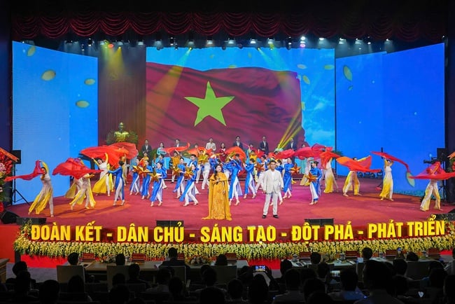 ការធ្វើត្រាប់តាមស្នេហាជាតិ – កម្លាំងចលករនៅពីក្រោយការទម្លាយភាពទាល់ច្រករបស់ទីក្រុងហៃផុង – រូបថតទី ២។ Thi đua yêu nước – động lực đưa Hải Phòng bứt phá - Ảnh 2.