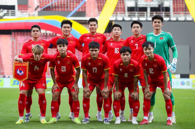 „Kudrnatí“ hráči Vietnamu do 23 let se stříháním vlasů nespěchají, jsou odhodlaní získat zlato na SEA Games 33 - Foto 1. Tổ 'đầu xù' U.23 Việt Nam chưa vội… cắt tóc, quyết 'rinh' vàng SEA Games 33- Ảnh 1.