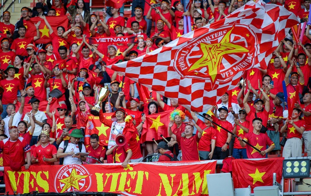 „Kudrnatí“ hráči Vietnamu do 23 let se stříháním vlasů nespěchají, jsou odhodlaní získat zlato na SEA Games 33 - Foto 3. Tổ 'đầu xù' U.23 Việt Nam chưa vội… cắt tóc, quyết 'rinh' vàng SEA Games 33- Ảnh 3.