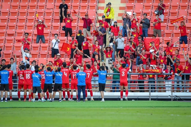„Kudrnatí“ hráči Vietnamu do 23 let se stříháním vlasů nespěchají, jsou odhodlaní získat zlato na SEA Games 33 - Foto 4. Tổ 'đầu xù' U.23 Việt Nam chưa vội… cắt tóc, quyết 'rinh' vàng SEA Games 33- Ảnh 4.