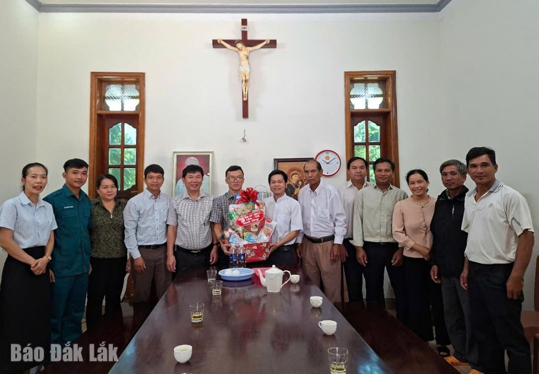 Pan Trai (šestý zprava) a farní rada Buon Hang přebírají dary od stranického výboru a vlády obce Tan Tien.
