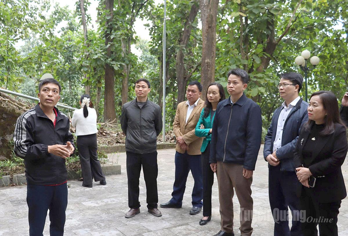 Skupina navštívila historické místo věznice Bac Me ve vesnici Don Dien v obci Yen Cuong.