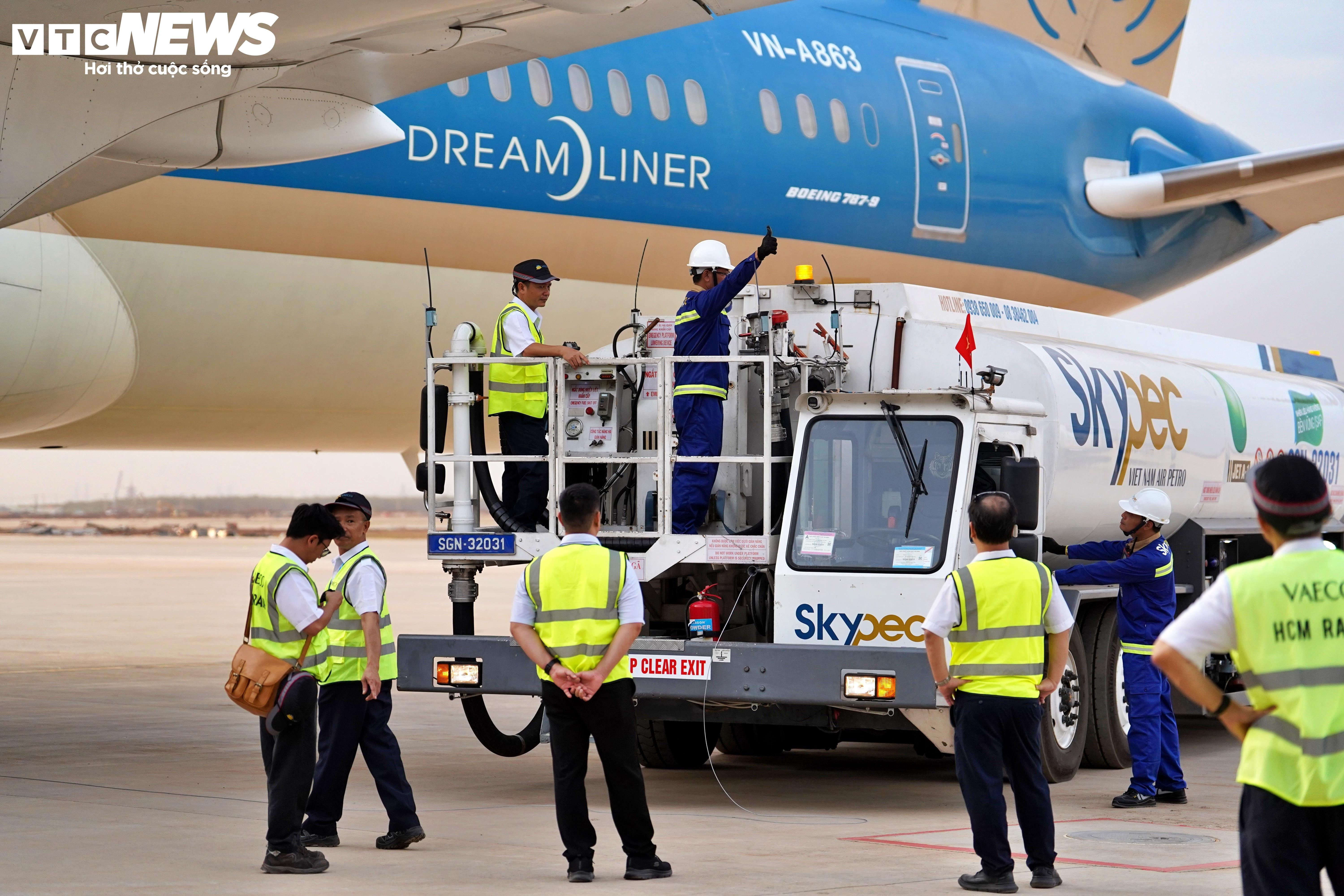 ເຮືອບິນ 'ເປີດໃຫ້ບໍລິການ' ສະໜາມບິນລອງແທ່ງ: ຊ່ວງເວລາພິເສດທີ່ຈະບໍ່ເກີດຂຶ້ນອີກ - 4